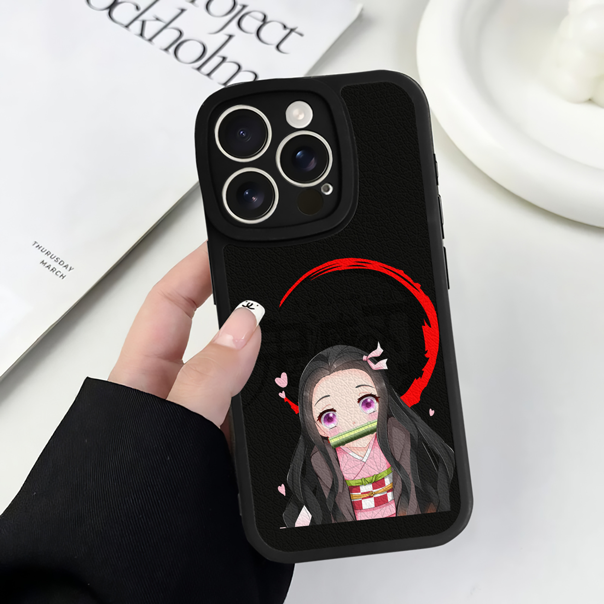 （画像用） 鬼滅の刃（きめつのやいば）竈門 禰󠄀豆子／かまど ねずこ Kamado Nezuko 【iPhone 16シリーズ対応】シリコンスマホケース（レザー調） 材質：シリコン